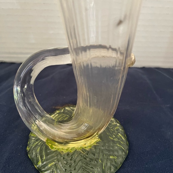 Elegant Clear Glass Horn Vase with vaseline uranium glass - Picture 9 of 12